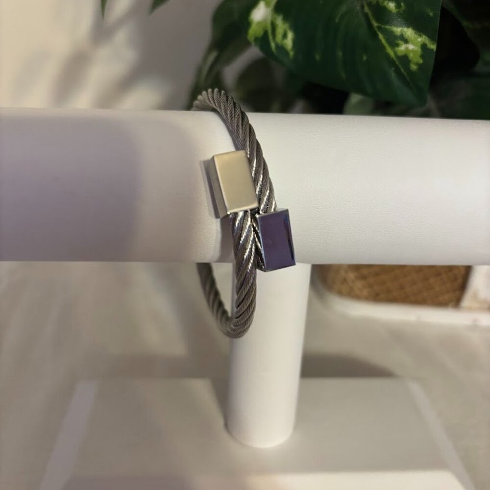 Beautiful and Unusual Silver Tone Bracelet (7.5") for any occasion
